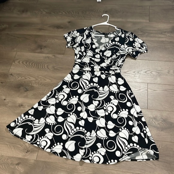 n Dresses & Skirts - GNW B&W Women's flared bottom dress, Size 14